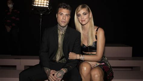 fedez ferragni versace|Fedez da solo alla sfilata di Versace .